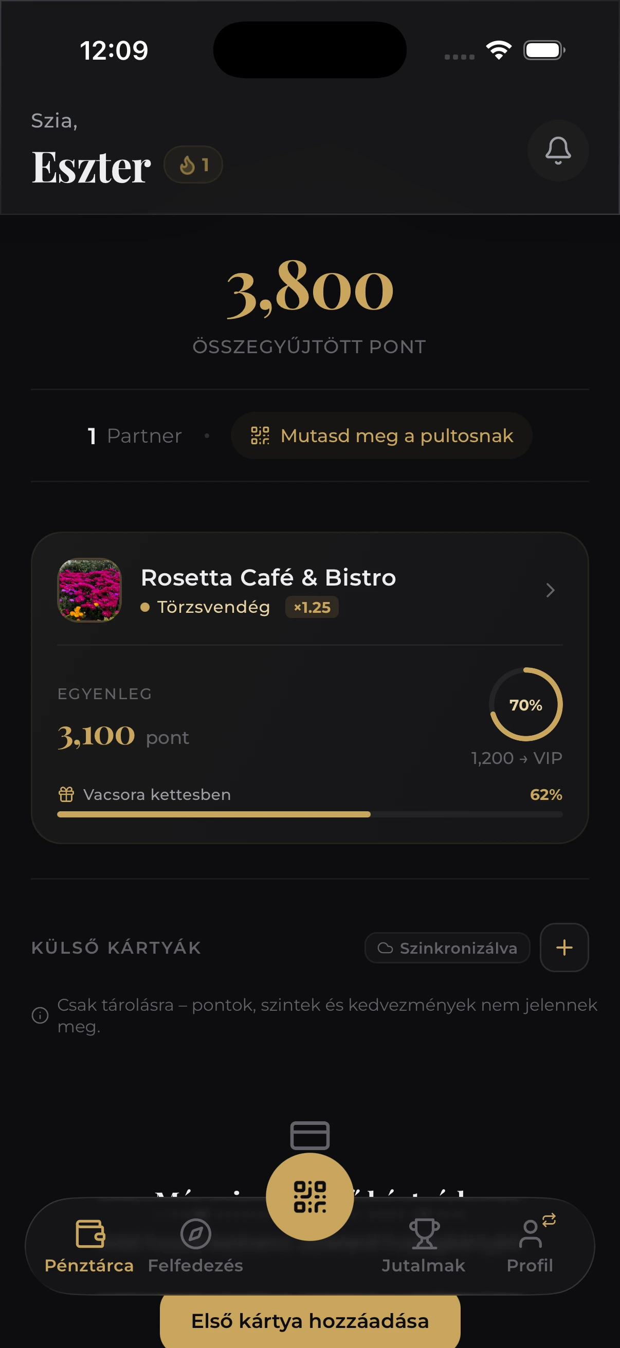 A Revino app pénztárca képernyője, rajta egy üzlet saját színeivel megjelenő hűségkártya